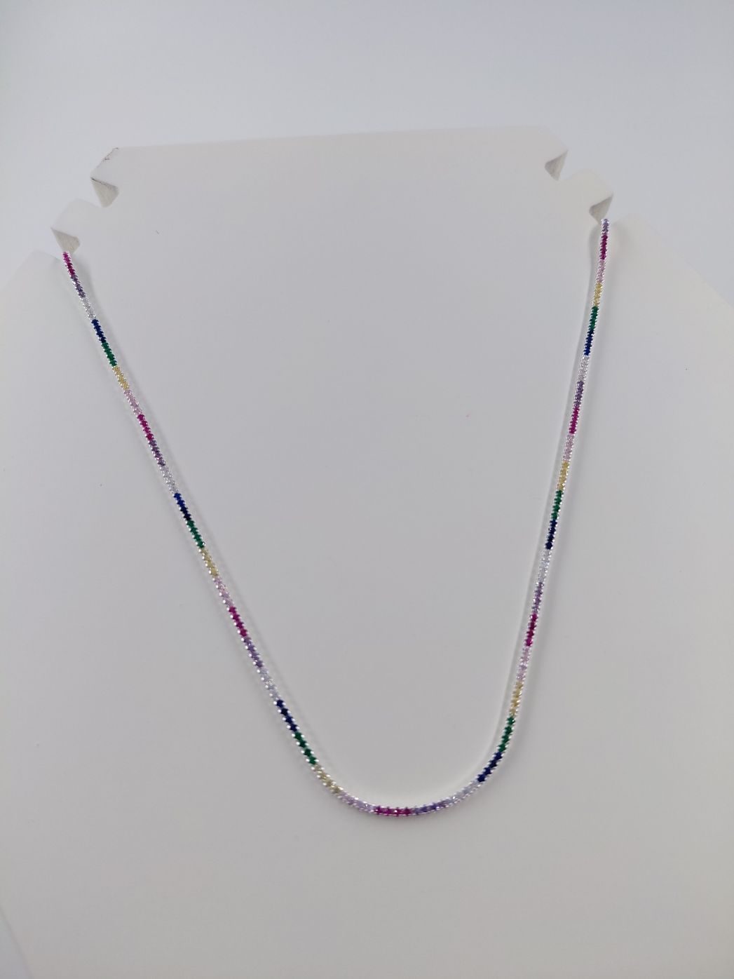 Collar de cuentas de colores sobre fondo blanco