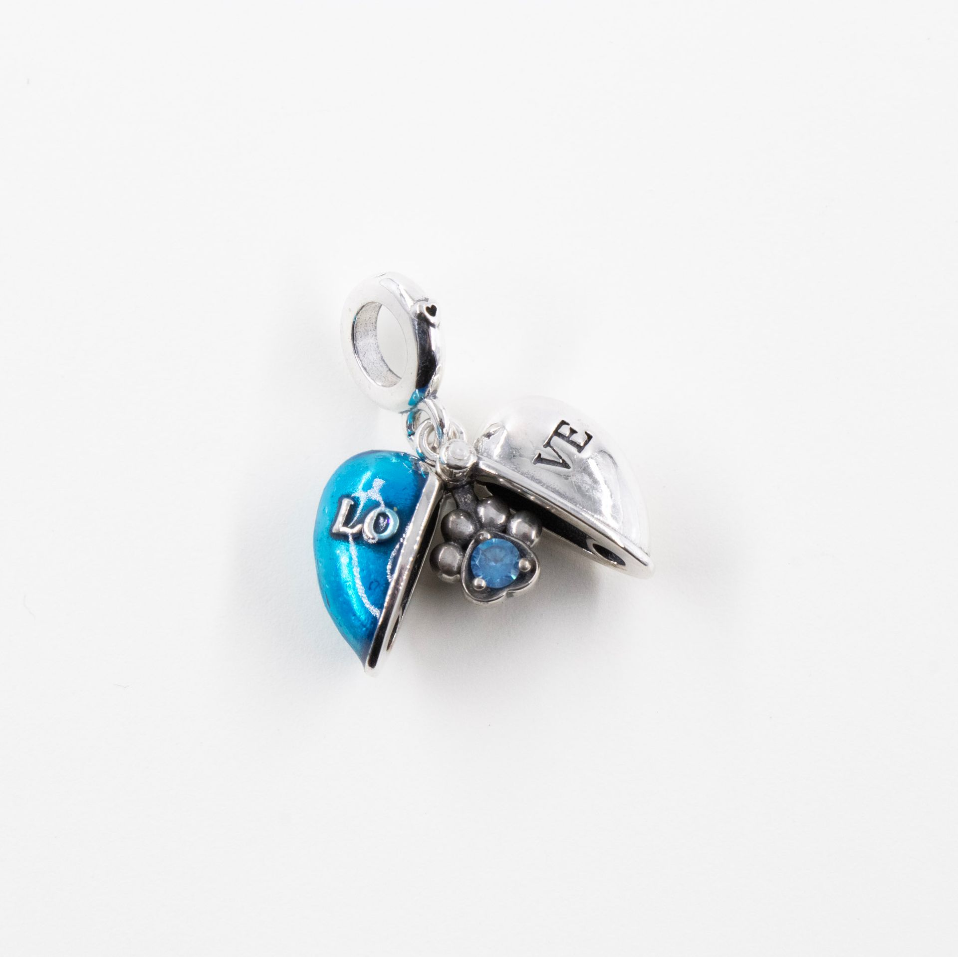 Colgante con dije en forma de corazón azul con la palabra 