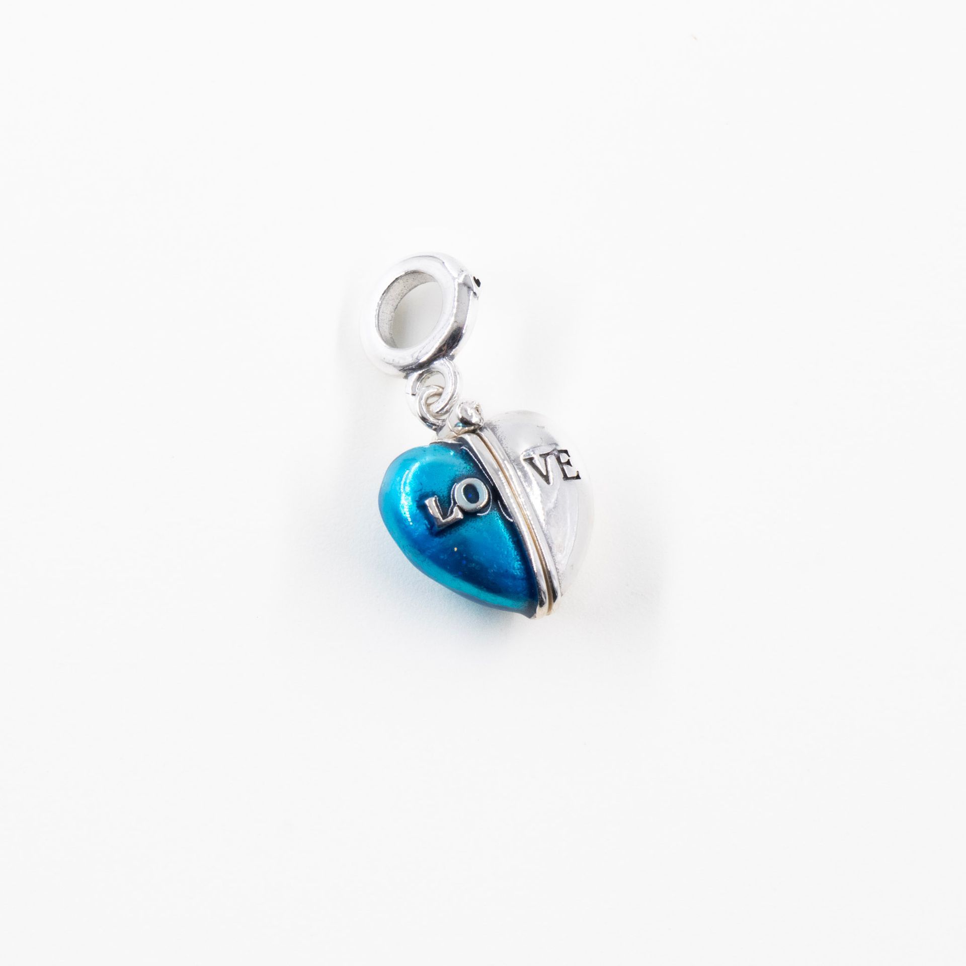 Colgante con dije en forma de corazón azul con la palabra 