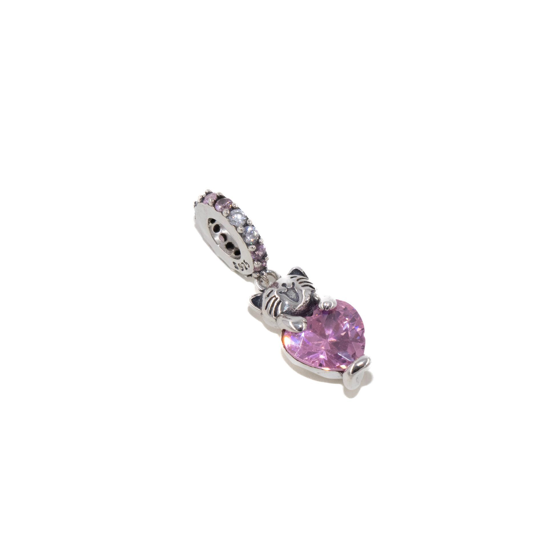 Colgante de piedra preciosa rosa en forma de corazón con detalles plateados sobre fondo blanco.