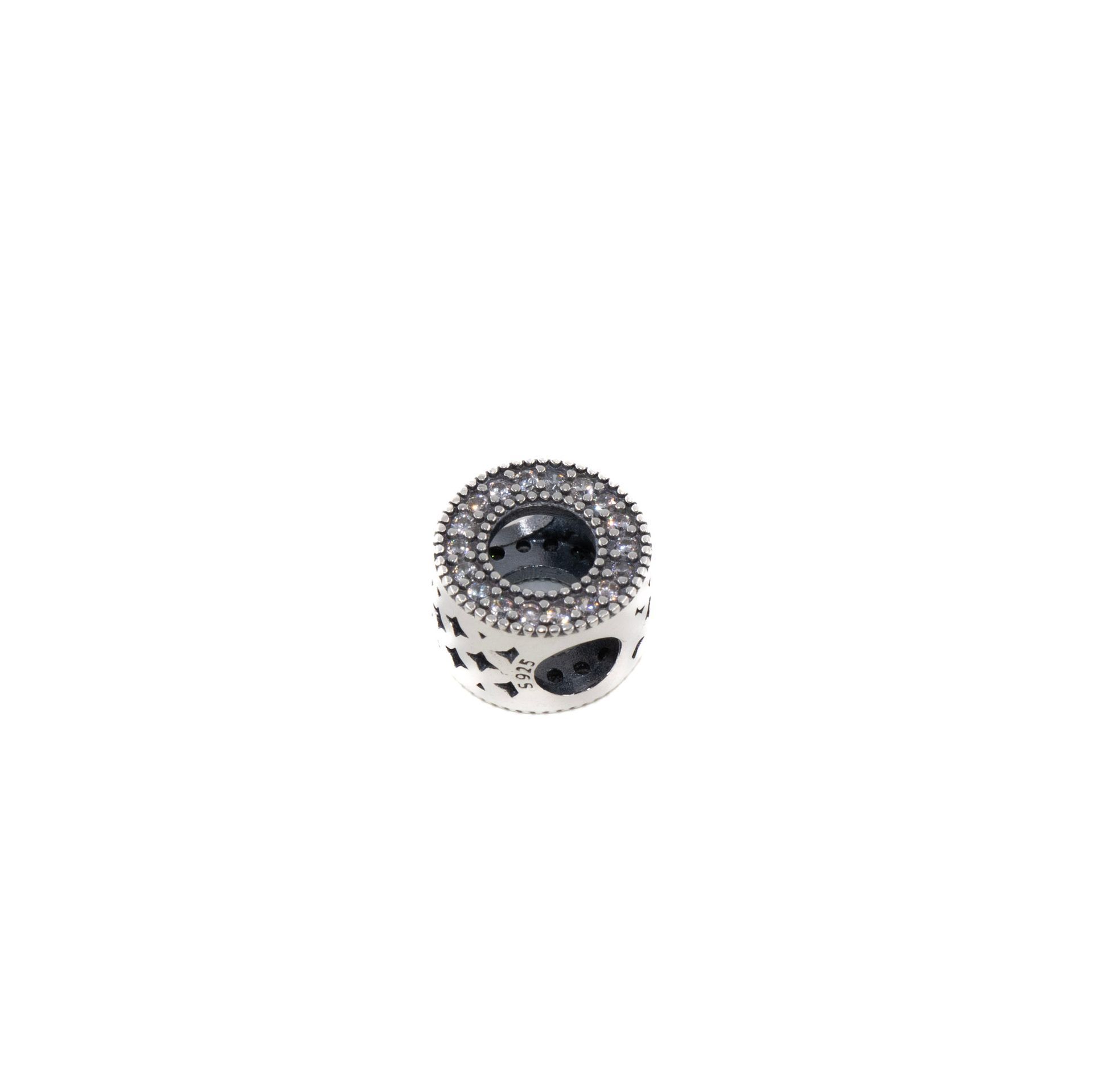 Colgante cilíndrico de plata con cuentas y centro negro sobre fondo blanco.