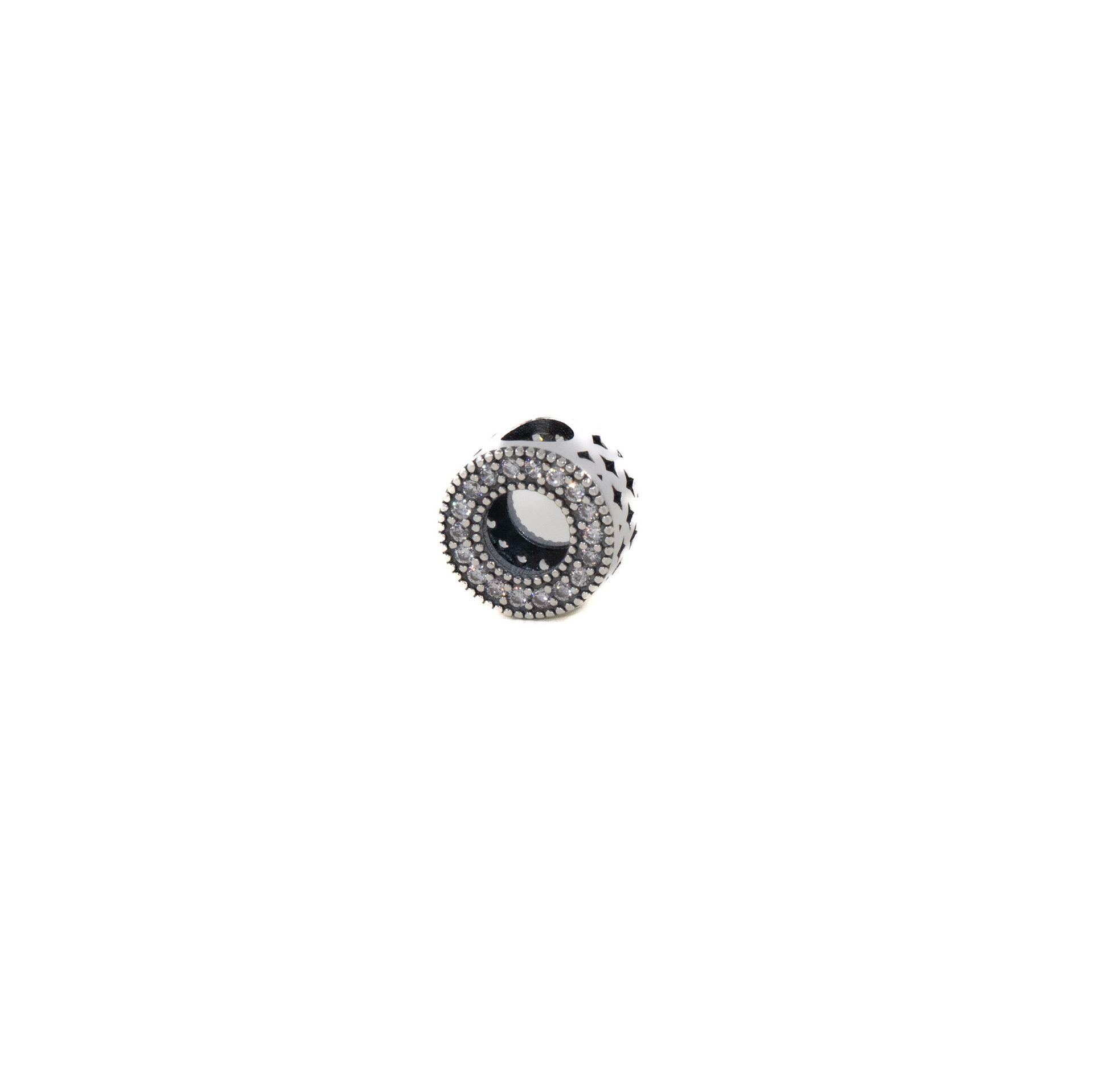 Colgante cilíndrico de plata con cuentas y centro negro sobre fondo blanco.