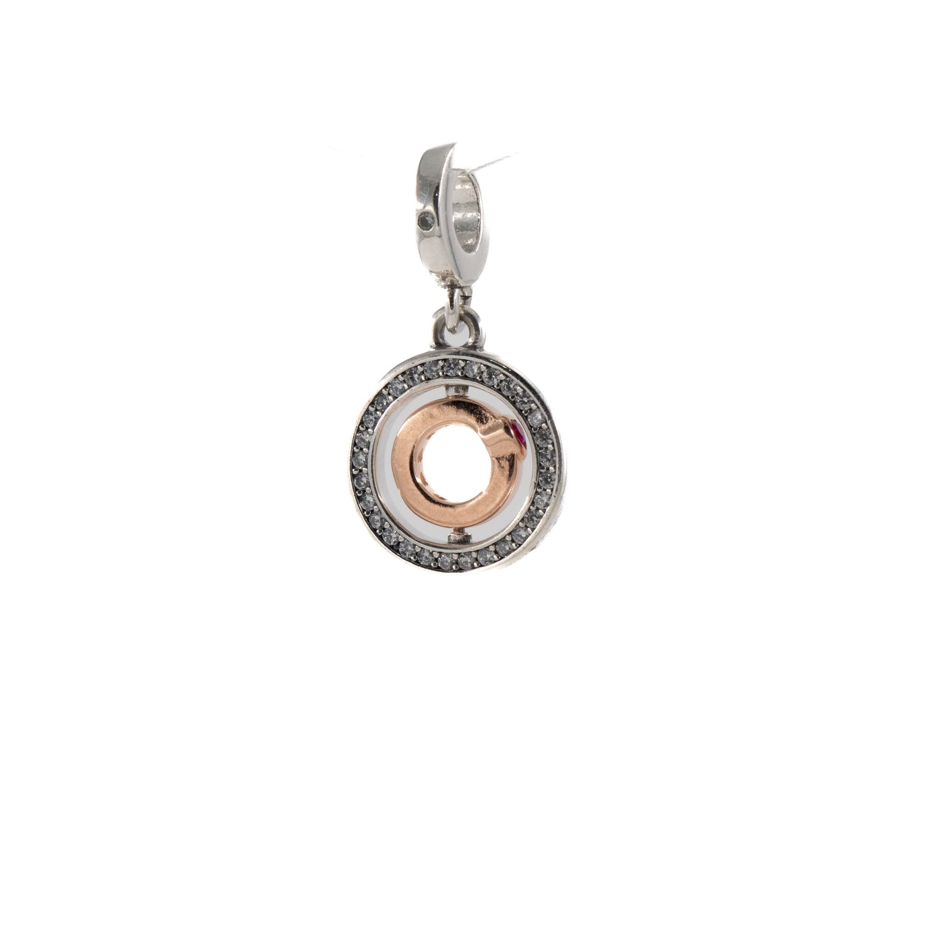 Pequeño colgante de plata con centro de oro rosa y piedras transparentes alrededor del borde.