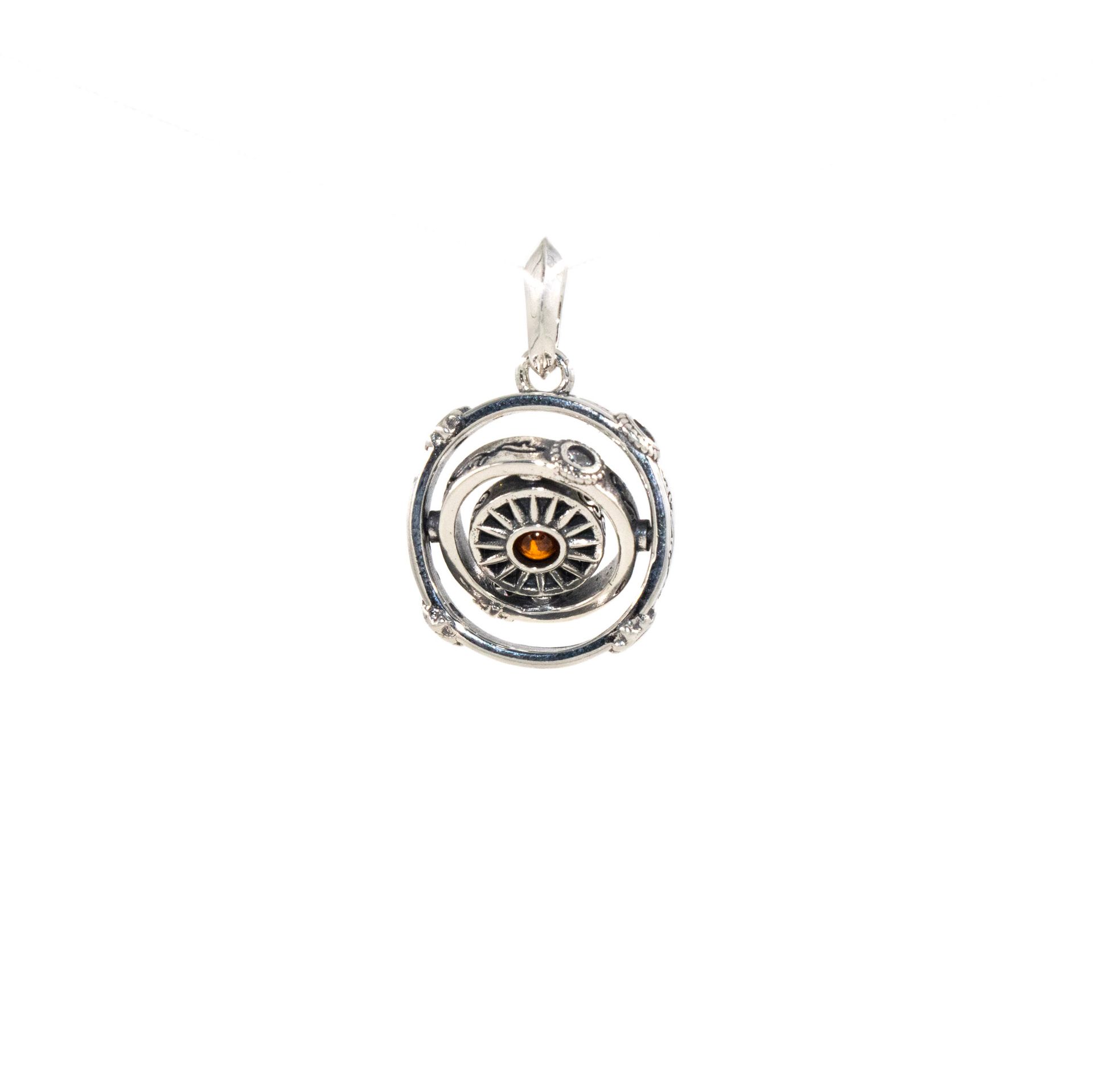 Colgante circular de plata con centro de ámbar y borde exterior decorativo sobre fondo blanco.