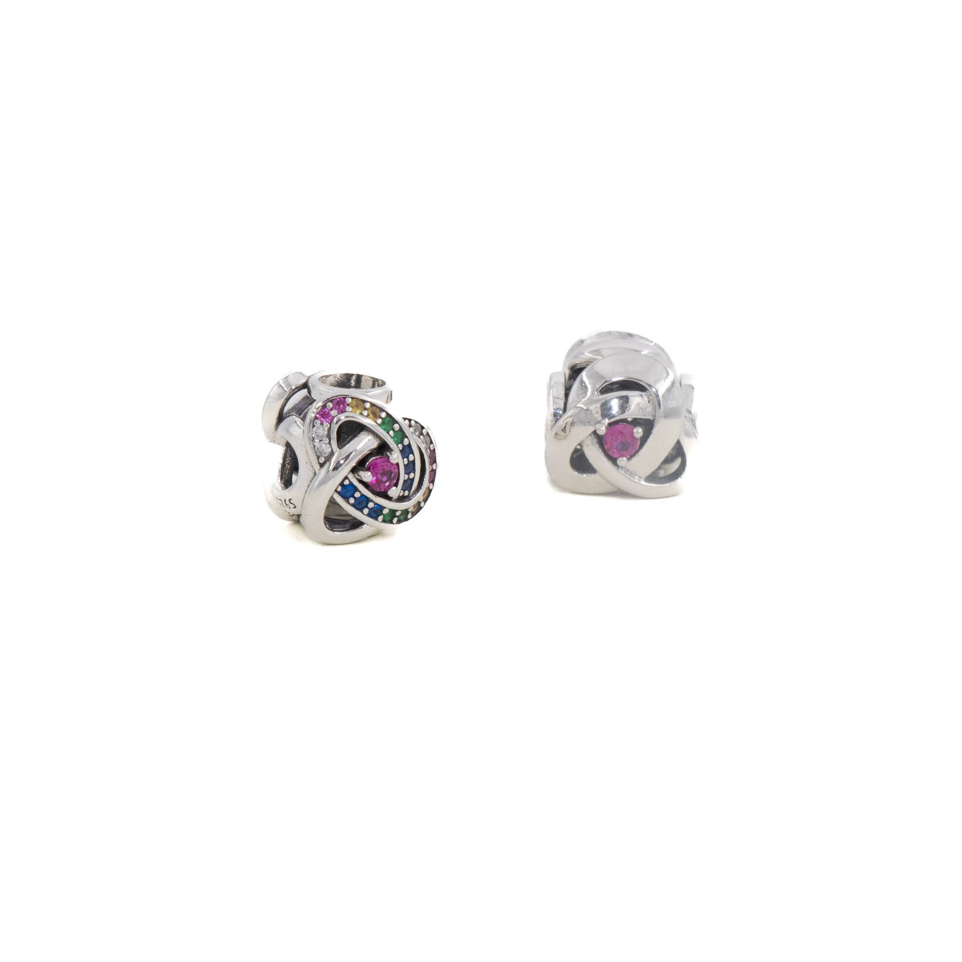 Anillo de plata con una gema púrpura y un pequeño detalle estampado en blanco y negro.