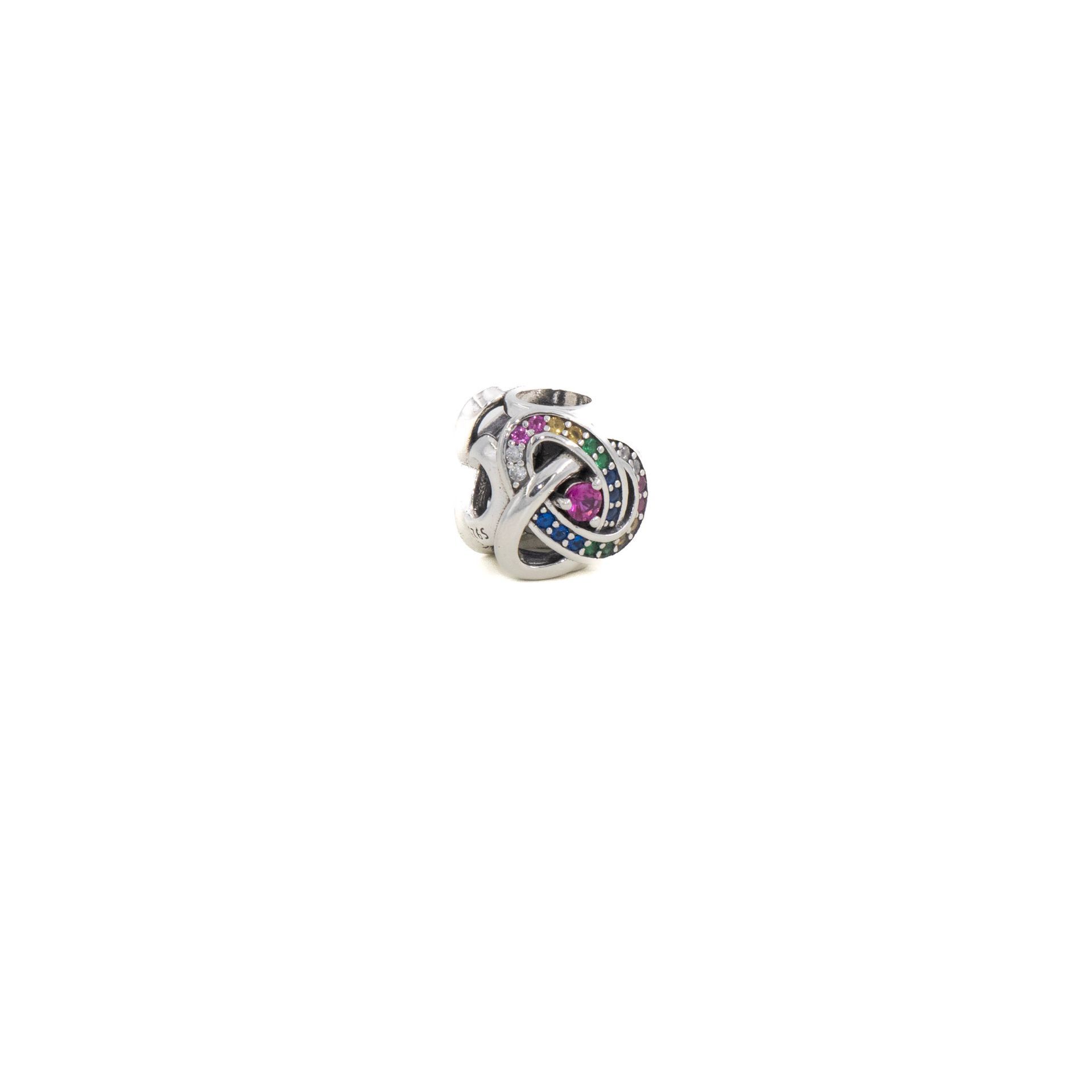 Anillo de plata con una gema púrpura y un pequeño detalle estampado en blanco y negro.