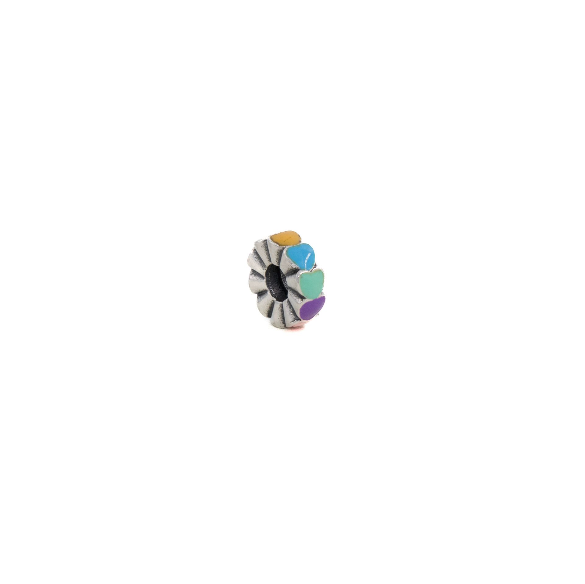 Anillo facetado de colores con segmentos grises, azules, naranjas y morados sobre un fondo blanco.