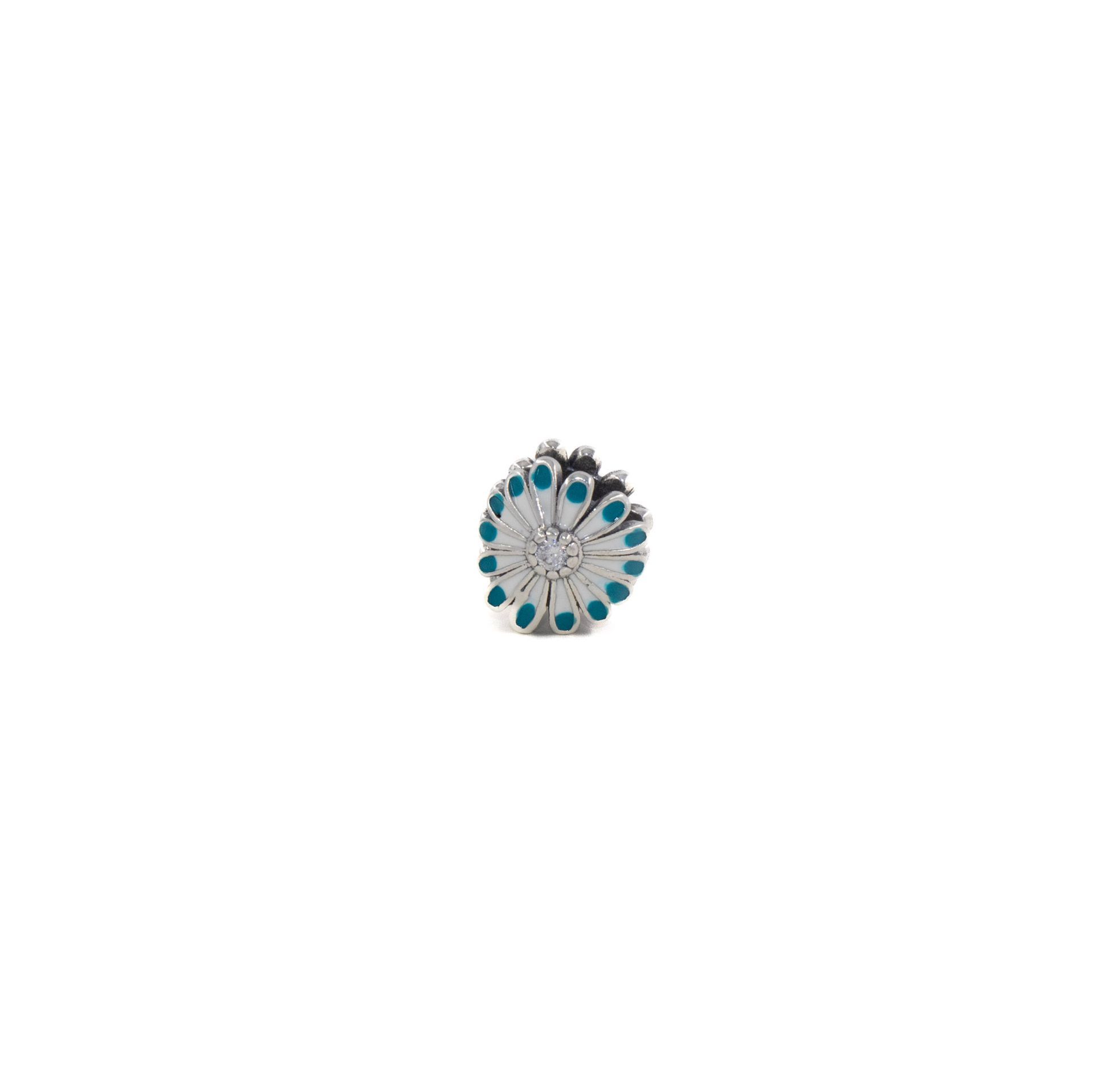 Pequeño patrón de mandala circular de color verde azulado y gris centrado sobre un fondo blanco.
