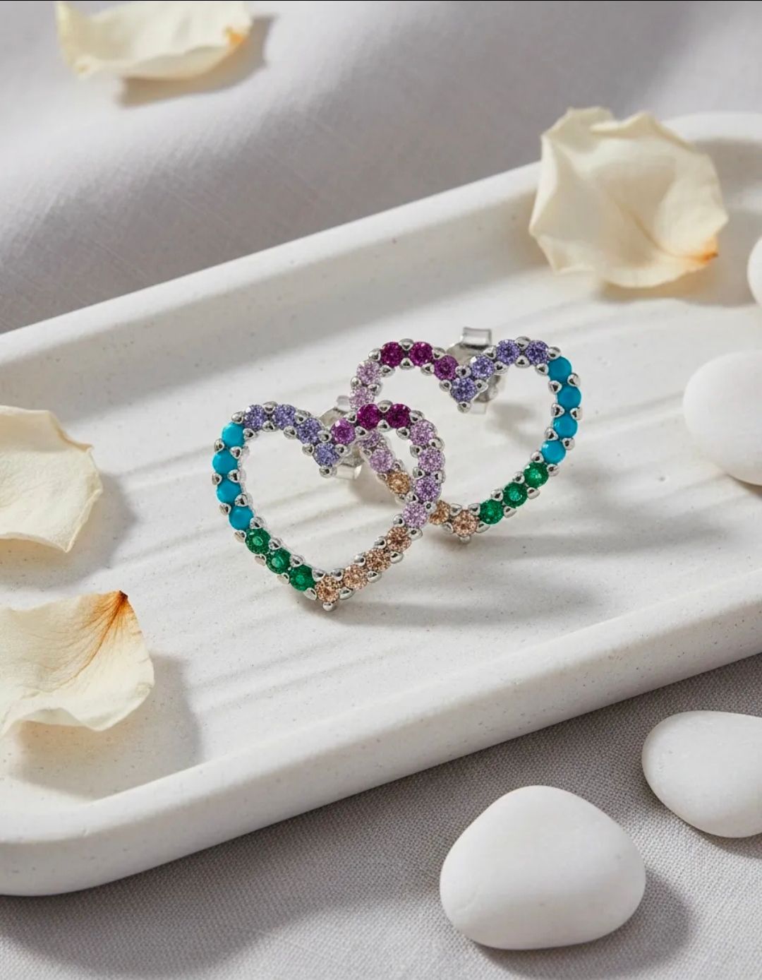 Dos anillos entrelazados en forma de corazón, adornados con joyas, en tonos verde azulado, m