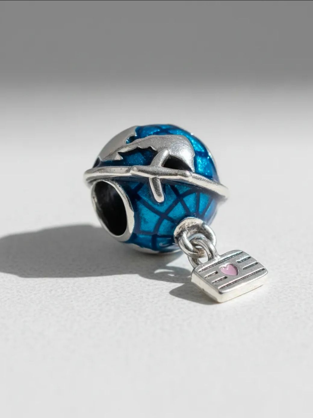 Conjunto de joyas azules y plateadas sobre una bandeja de mármol blanco sobre terciopelo azul oscuro.