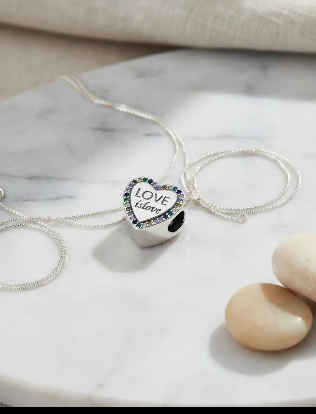 Collar con colgante de corazón de plata con la palabra 