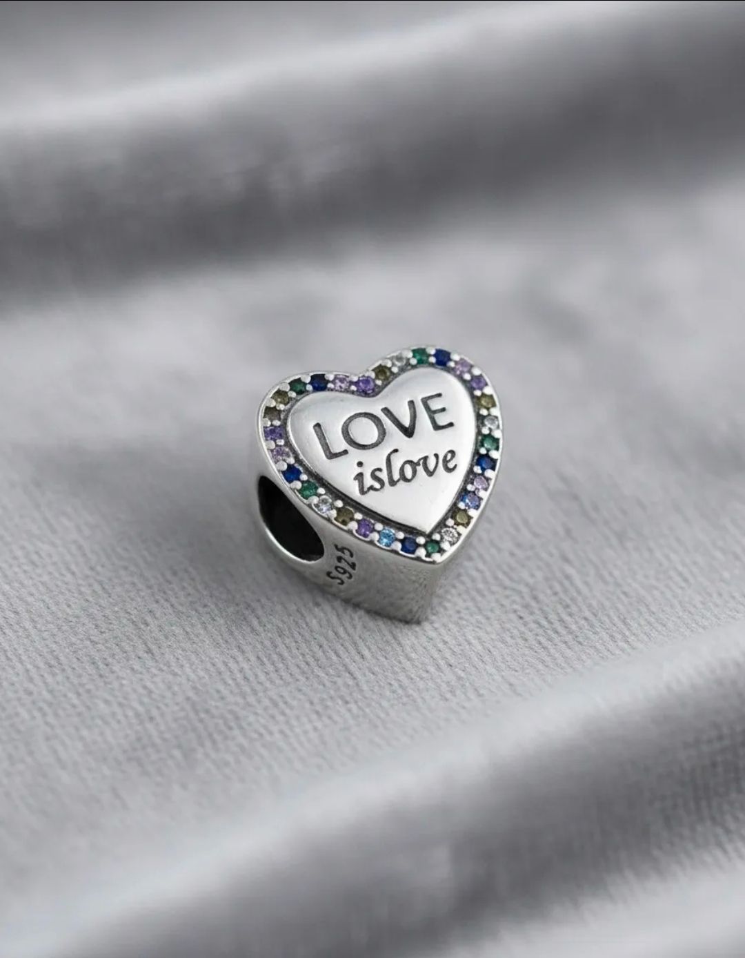 Collar con colgante de corazón de plata con la palabra 