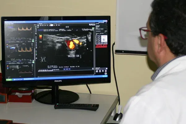 Un medico osserva un monitor su cui è visualizzata una scansione medica in uno studio medico.
