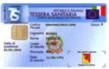 Tessera sanitaria spagnola con intestazione blu, chip e emblema con bandiera rossa e gialla su sfondo bianco.