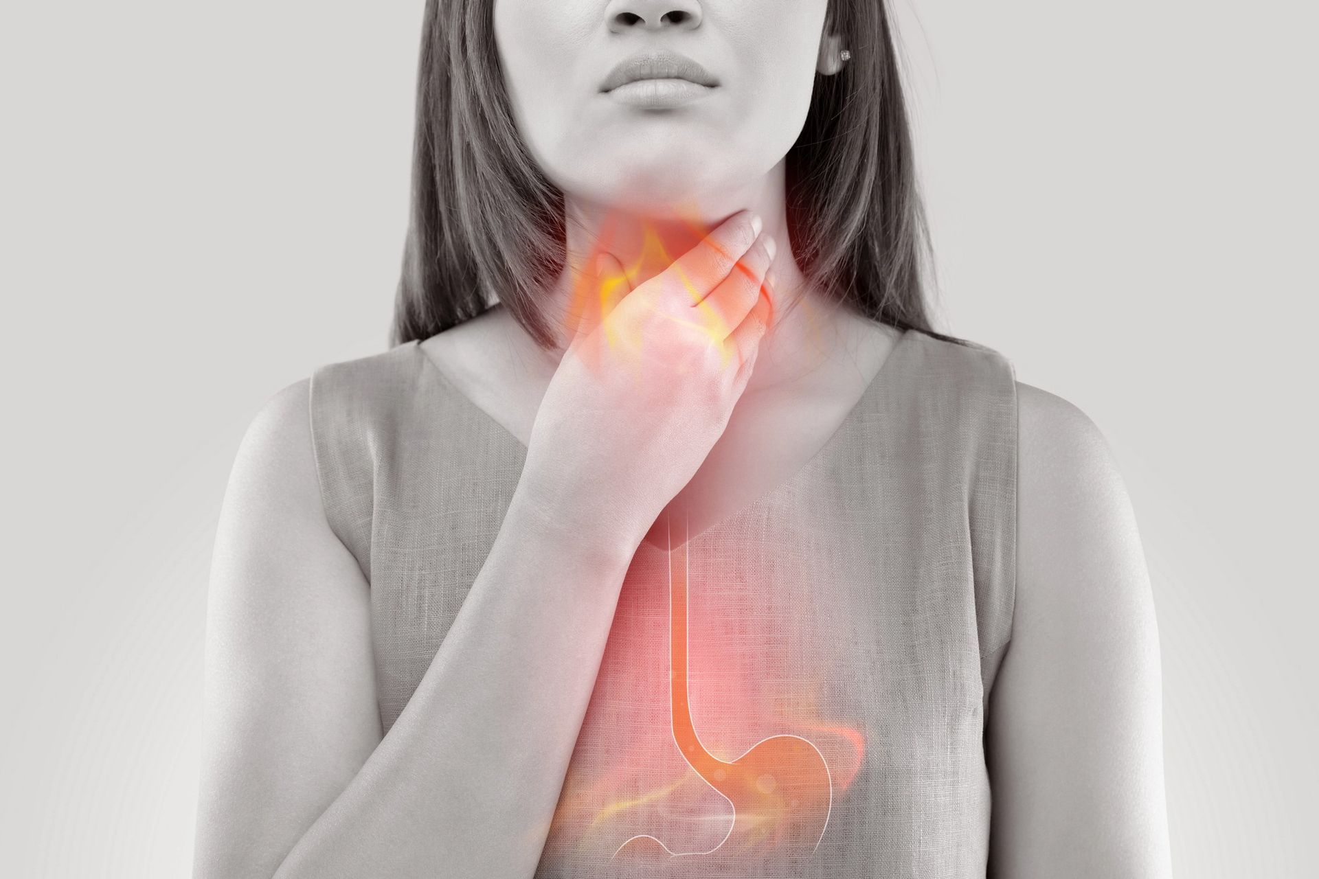 Donna che si tiene la gola e il petto, con segni di dolore rosso/arancio sul collo e sulla parte superiore del busto.