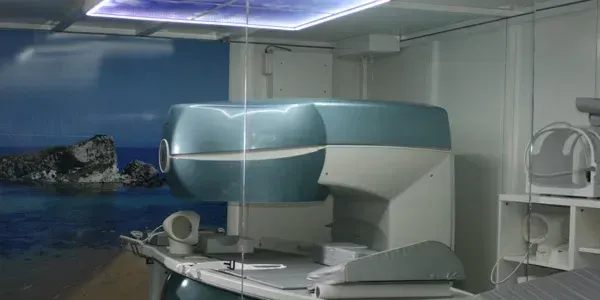 Risonanza magnetica moderna in una sala clinica con illuminazione blu.