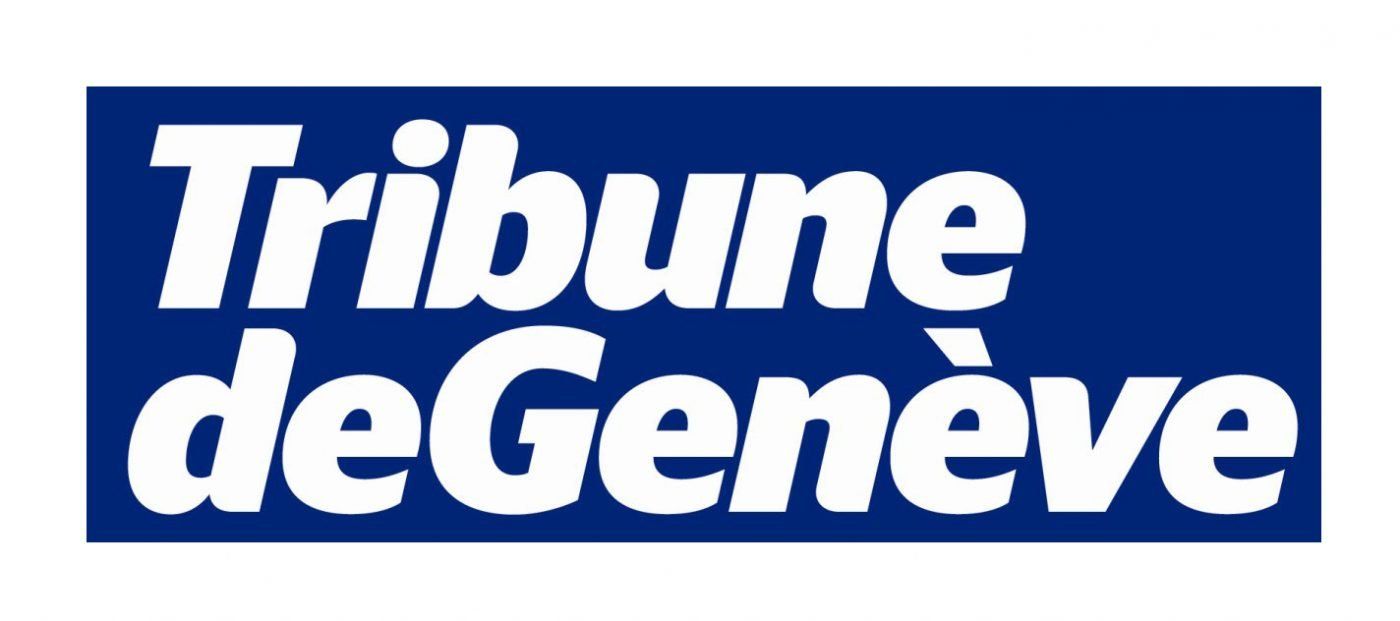 Le texte blanc « Tribune de Genève » est centré sur un fond rectangulaire bleu foncé.
