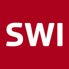 Les lettres « SWI » en blanc, en gras, en police sans empattement, centrées sur un fond carré rouge foncé uni.