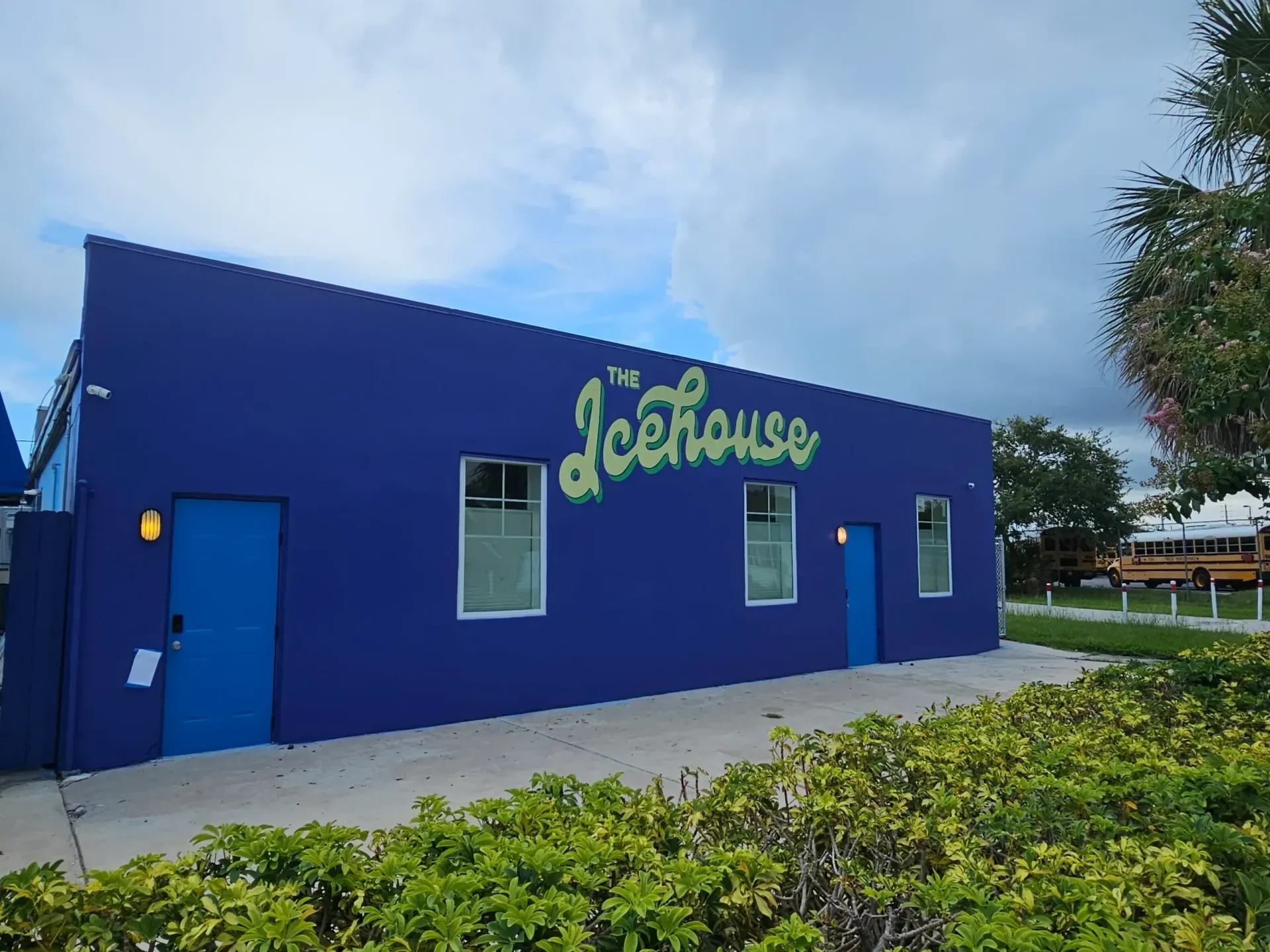 A blue building with the word icehouse on it