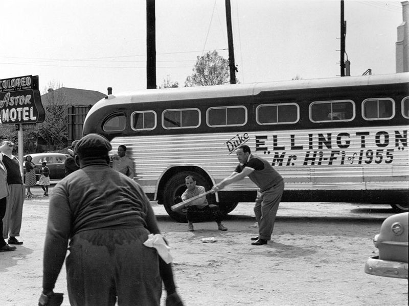 A bus that says ellington on the side of it