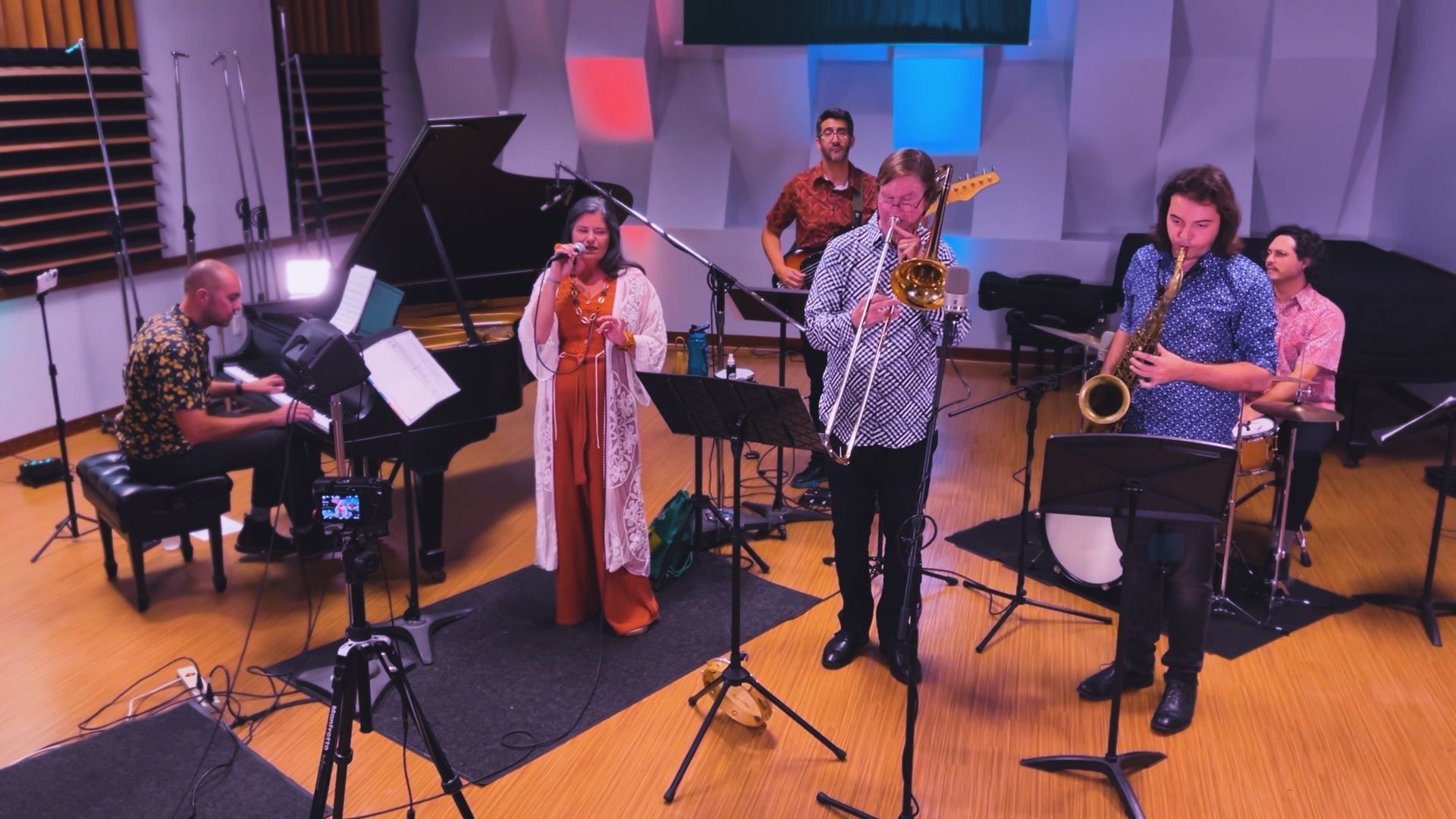 Latin Ensemble O Som Do Jazz Plays Studio Sessions