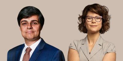 Um homem e uma mulher estão um ao lado do outro com os braços cruzados.
