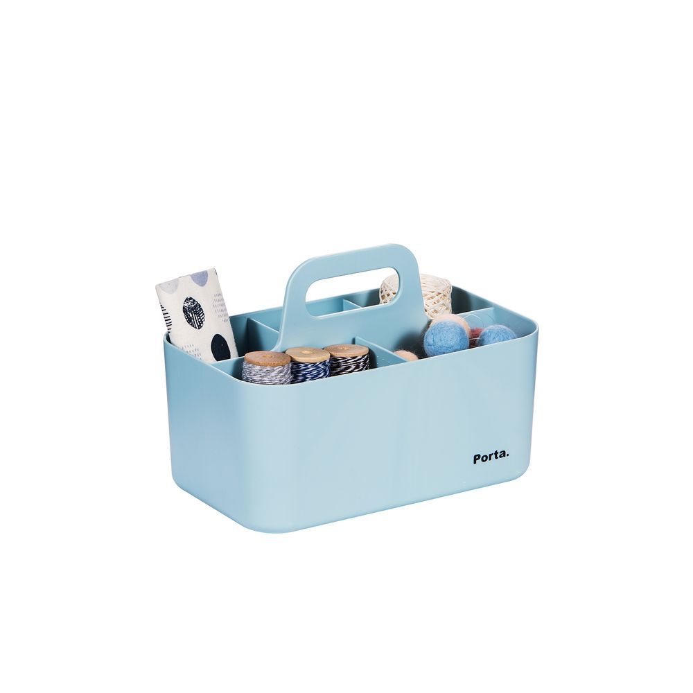 Un recipiente de plástico azul con asa lleno.