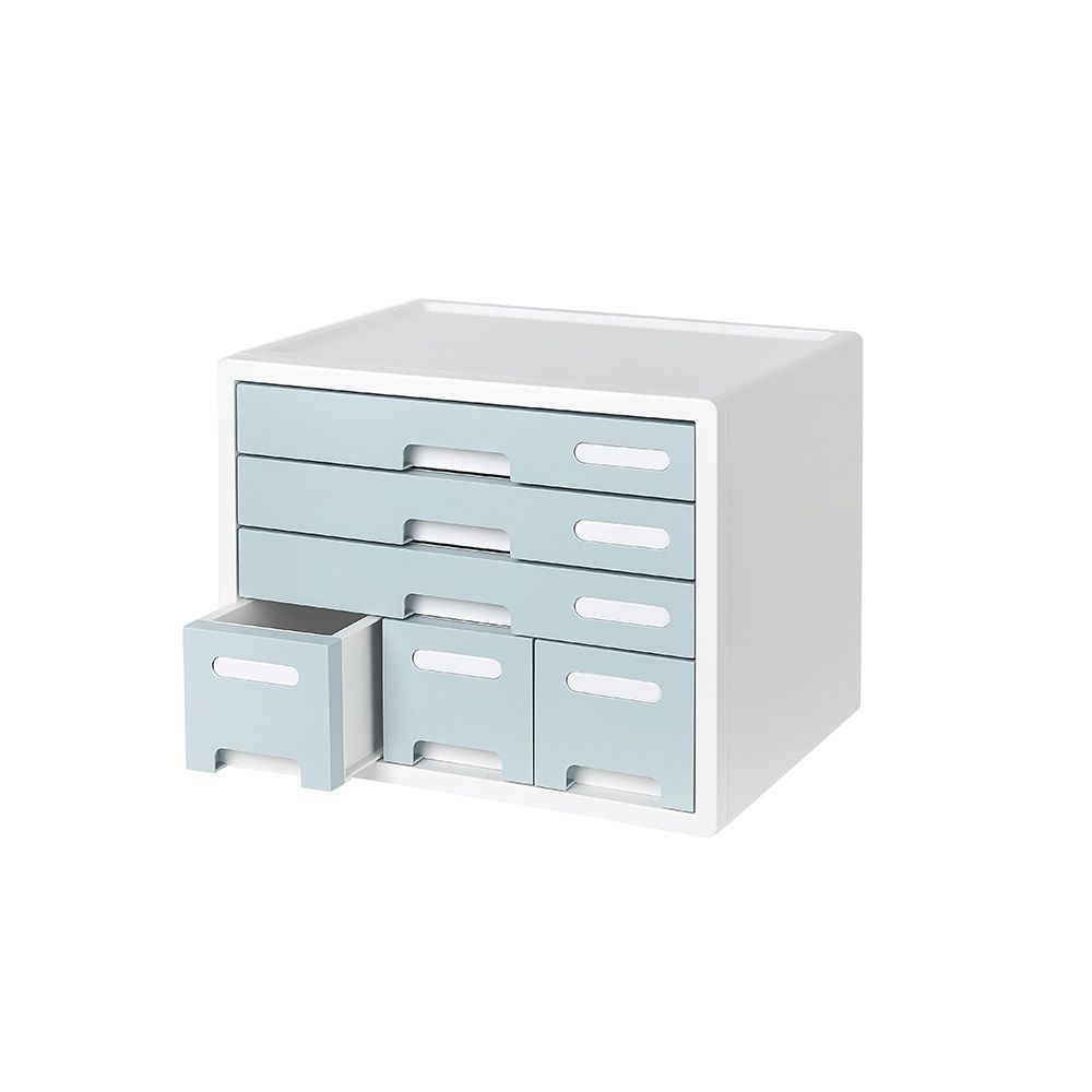 Una cómoda blanca con cajones azules y un cajón abierto.