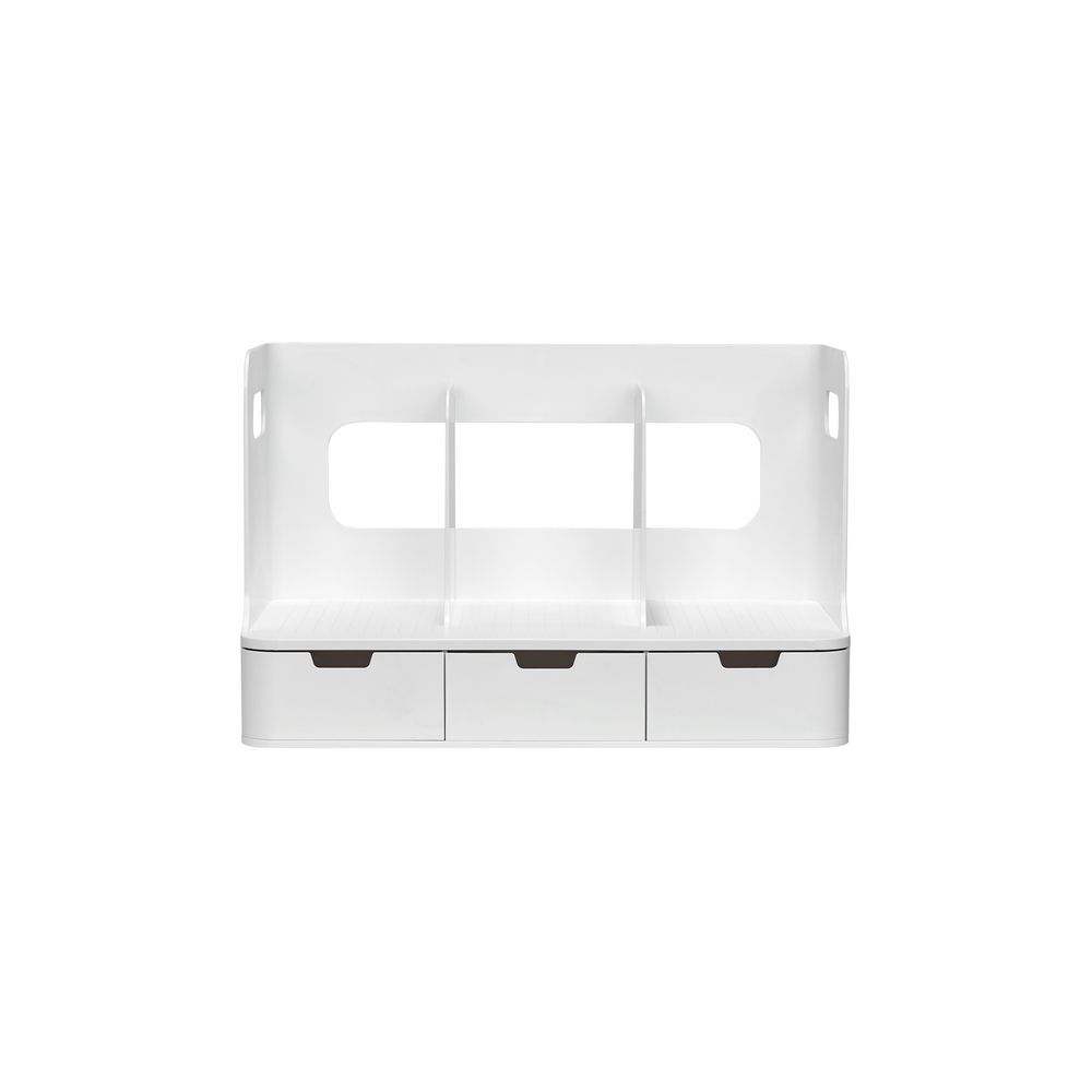 Una estantería blanca con tres cajones debajo sobre un fondo blanco.