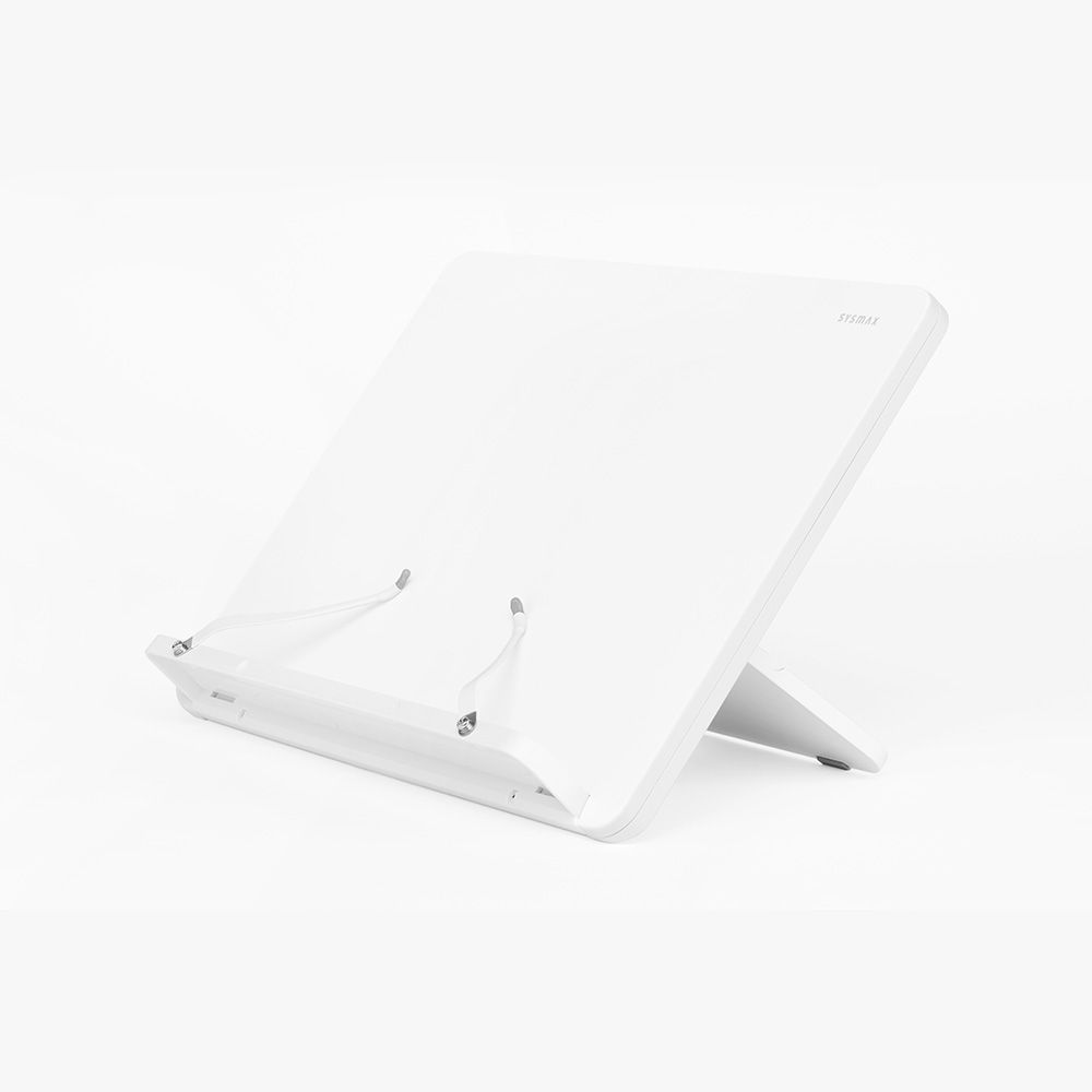 Hay una tableta blanca sobre una mesa blanca.