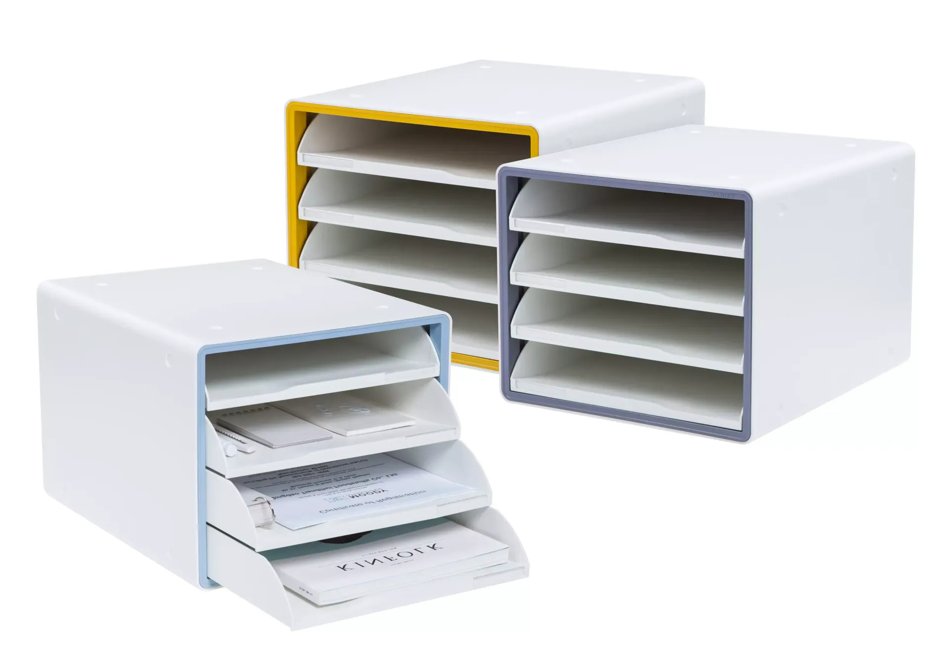 Tres cajas de diferentes colores con papeles dentro sobre un fondo blanco.