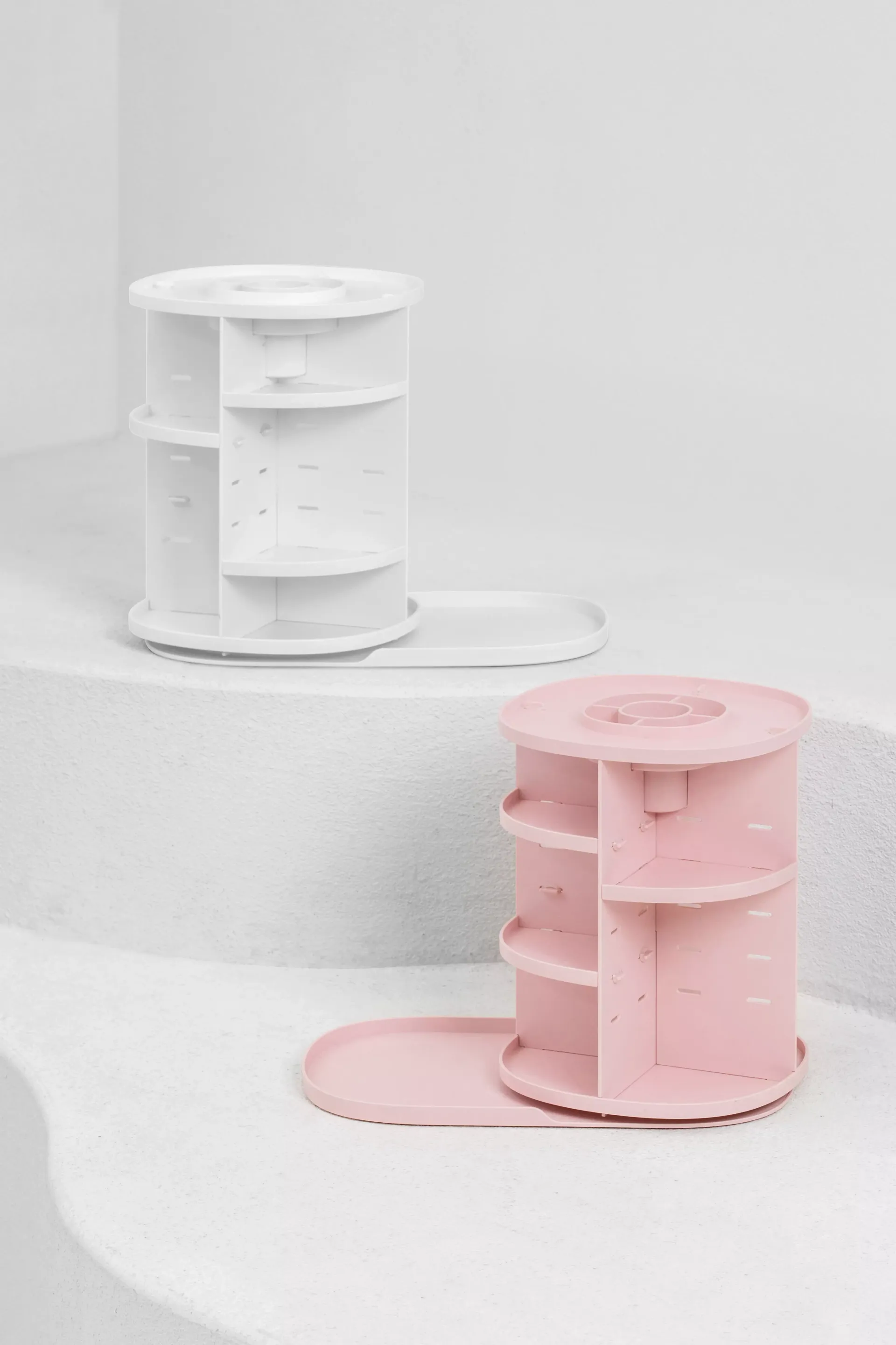 Dos cajas rosa y blanca están sobre una mesa blanca.