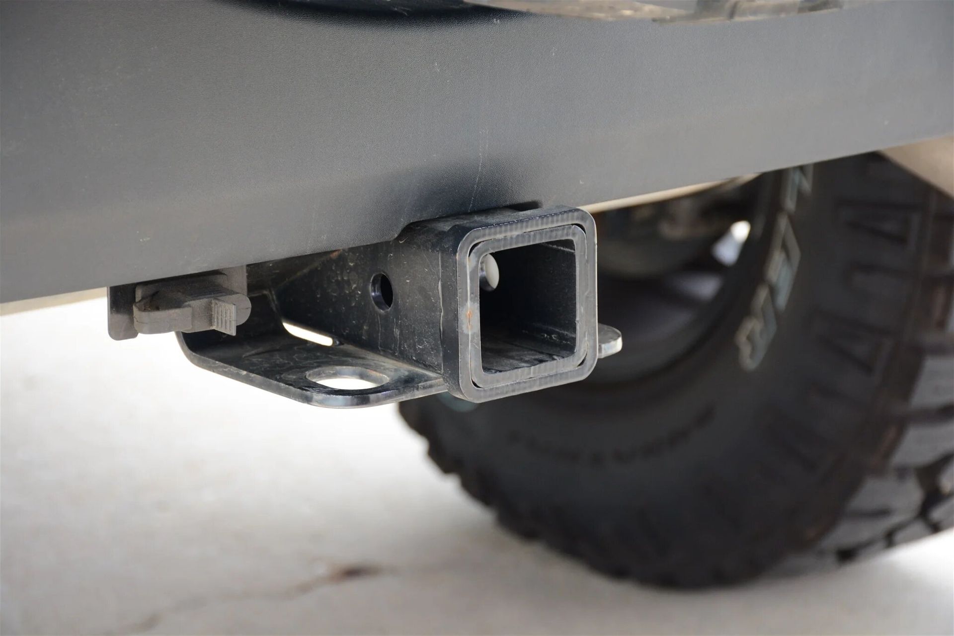 A close up of a hitch on the back of a truck.