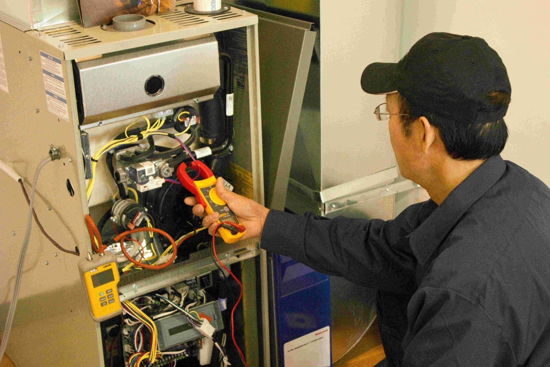 worker consulting with client about repairs