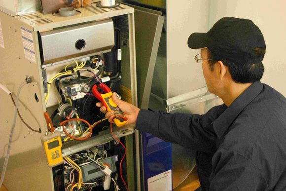 worker consulting with client about repairs