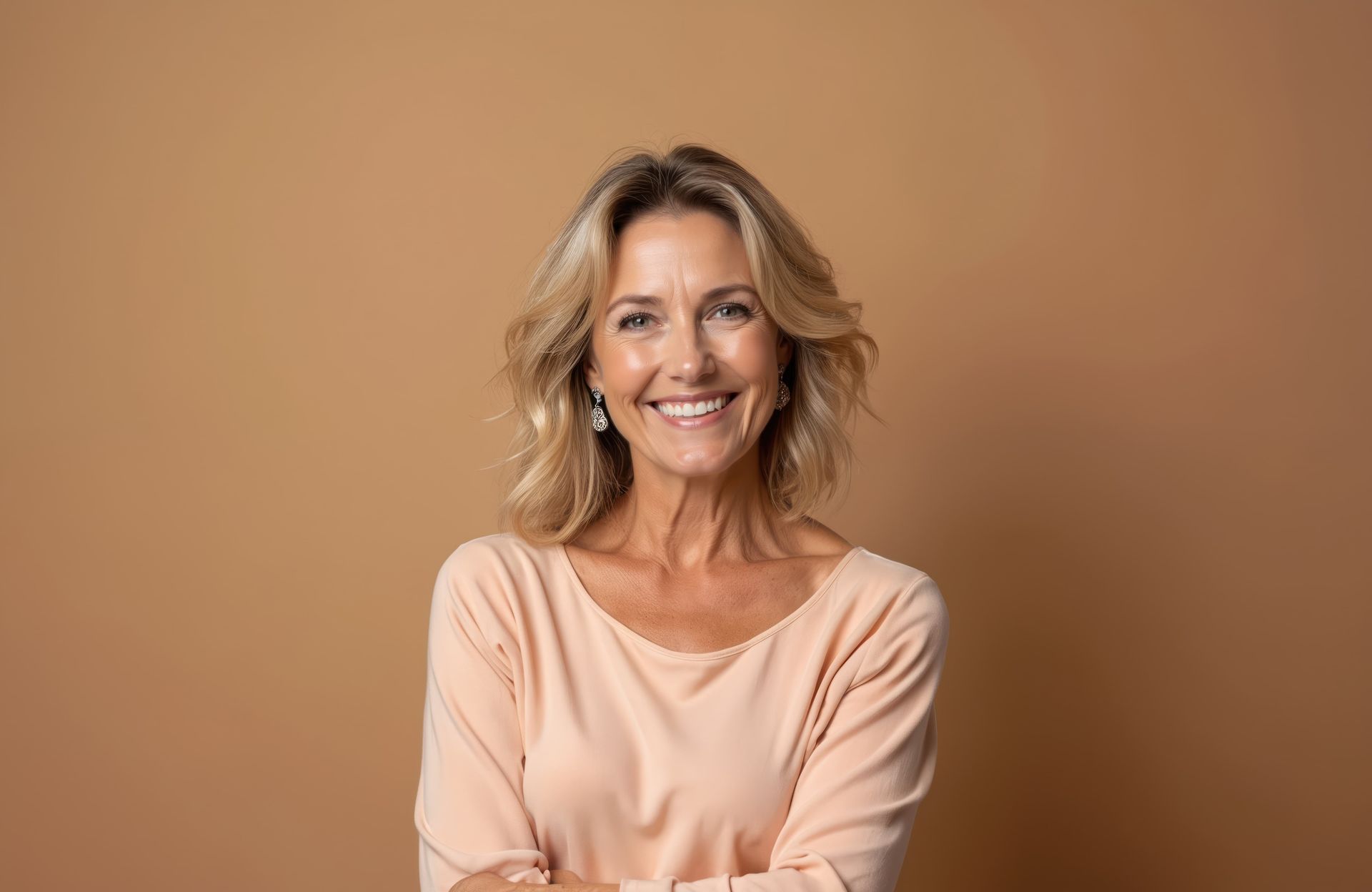 Uma mulher mais velha com cabelos grisalhos está sorrindo para a câmera.