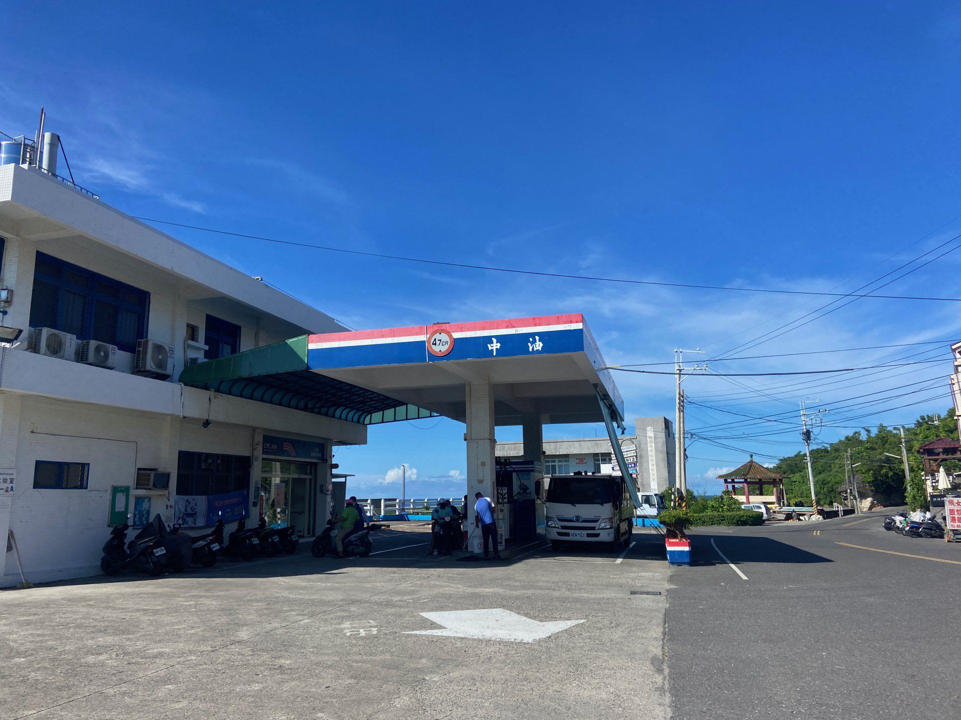 xiaoloiuqiu gas station