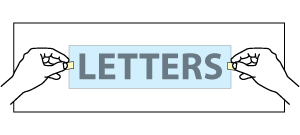 Handen bevestigen letters op een oppervlak met plakblokjes.