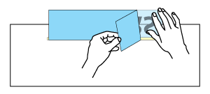 Handen die een blauwe sticker met cijfers op een wit oppervlak lostrekken.