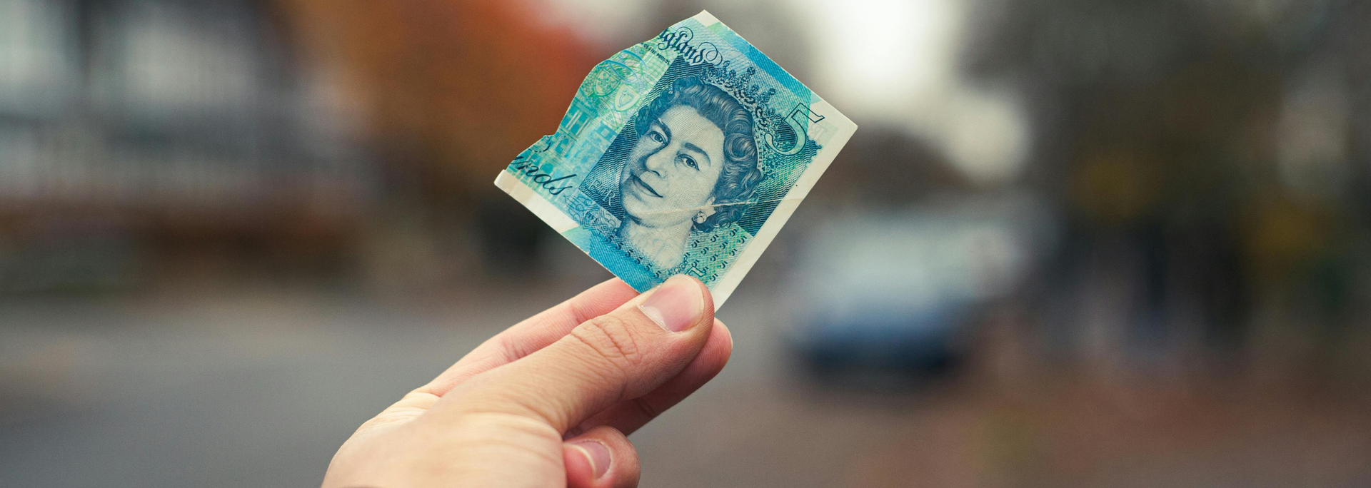 Picture of a damaged 5 pounds note. 