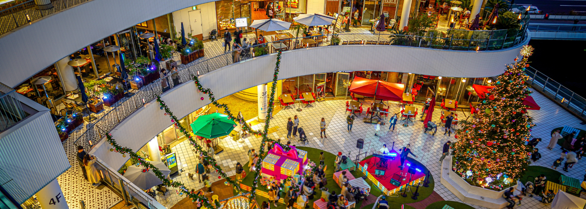 Picture of a festive shopping centre. 