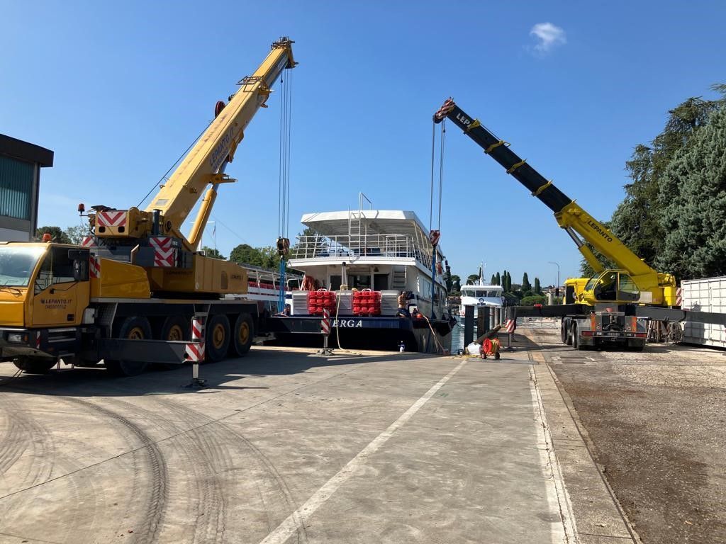 Cantiere navale doppia gru