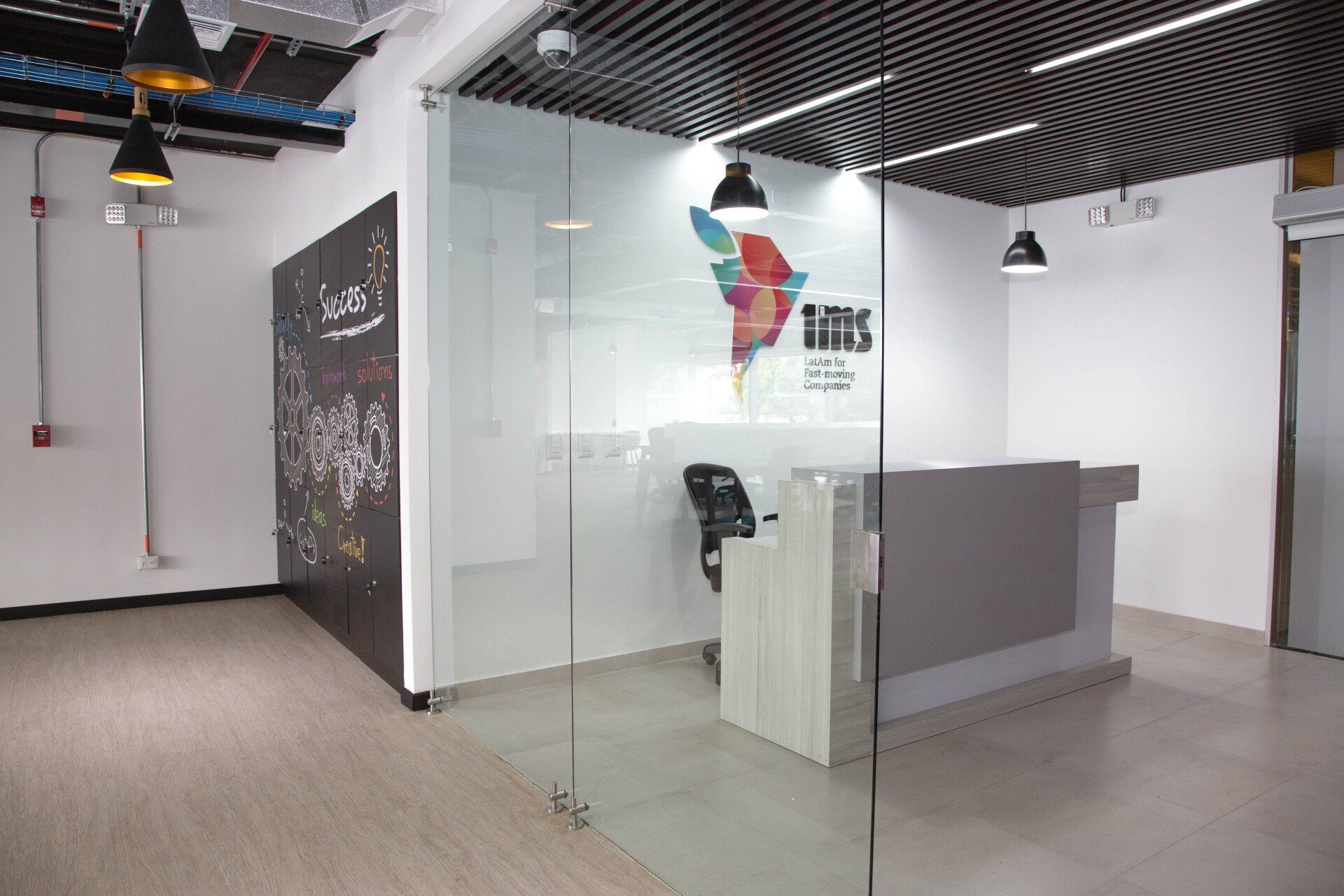 diseno de oficinas financieras con mobiliario a medida