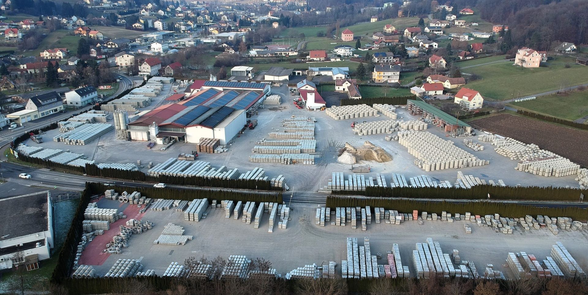 Eine Luftaufnahme eines großen Industriegebiets mit vielen Gebäuden