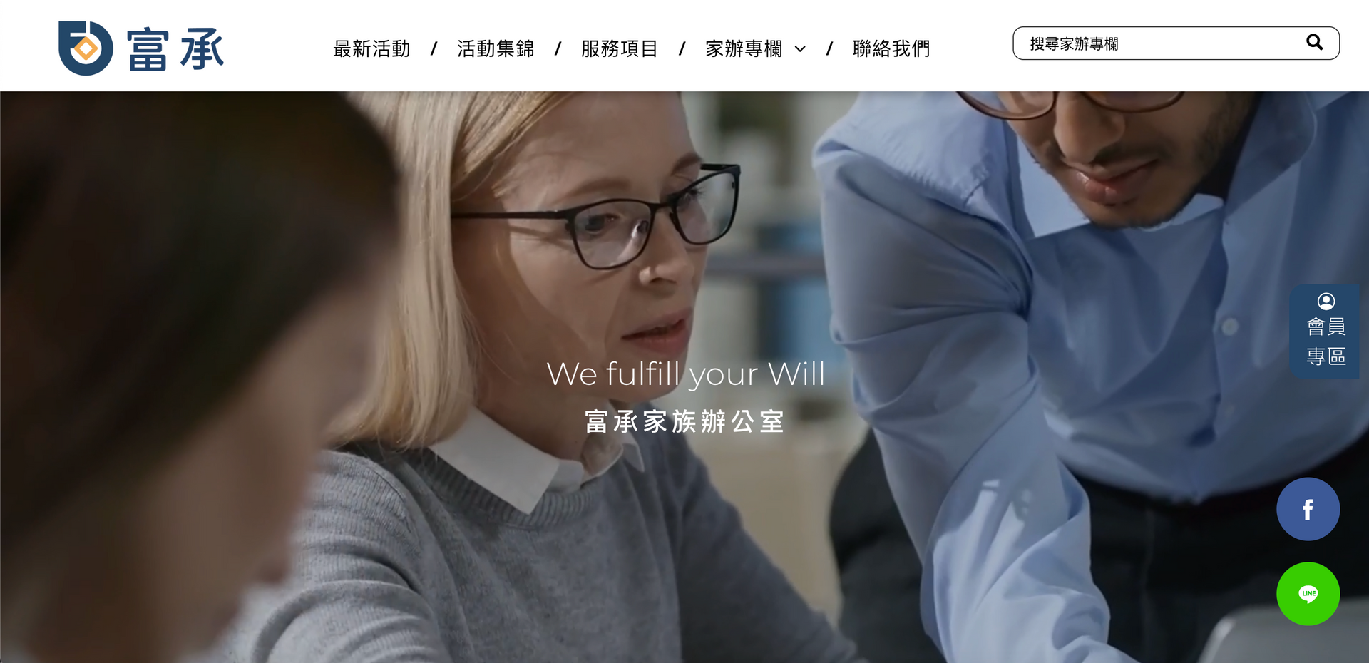 一個男人和一個女人正在看著電腦螢幕。