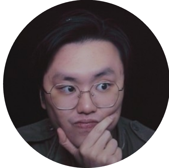 一張穿著西裝和黑色襯衫的男人的黑白照片。