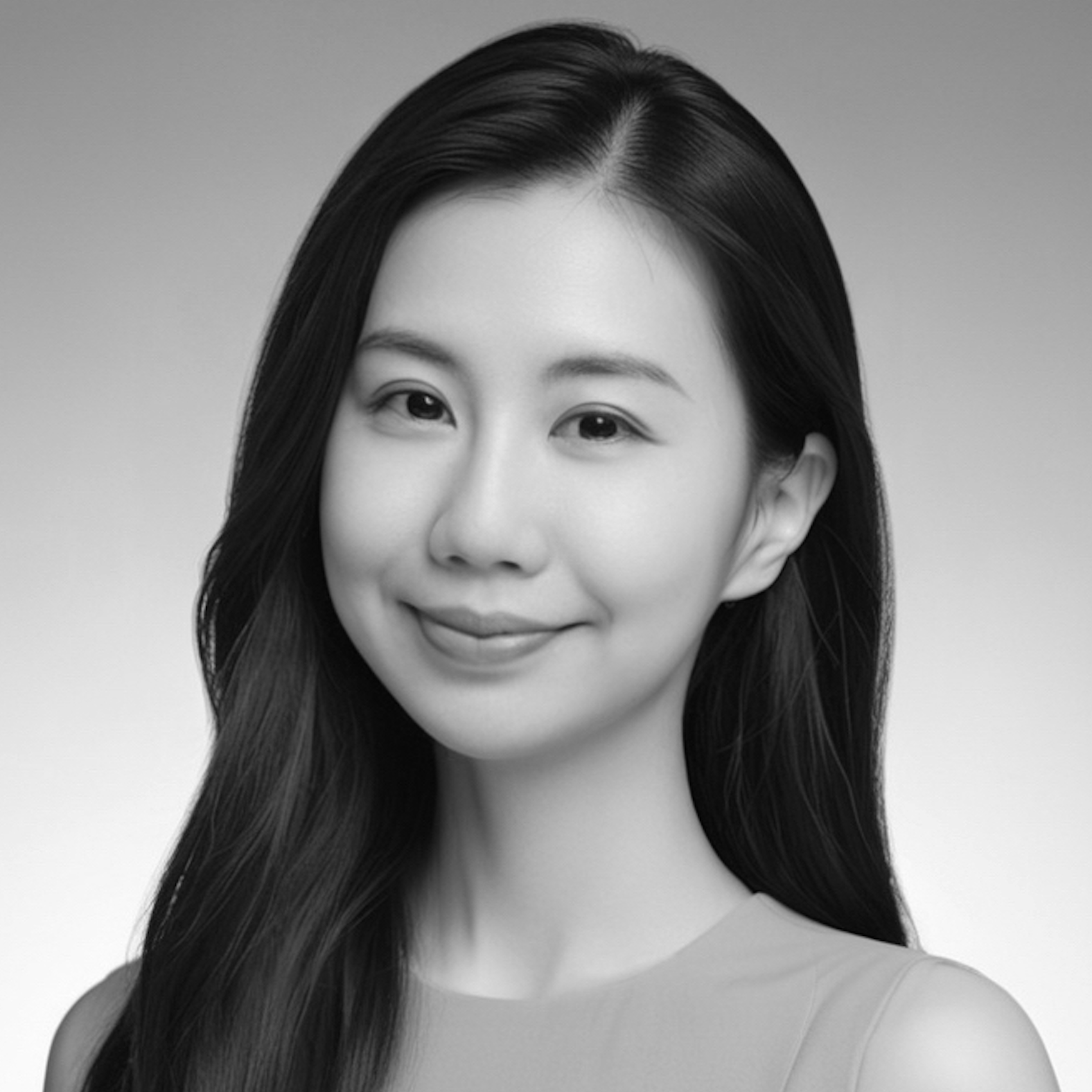 一張長髮女人微笑的黑白照片。
