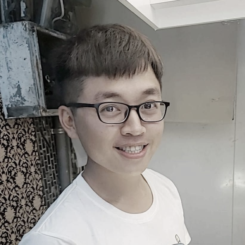 黑白照片中，一名身穿白色夾克的女子微笑著。