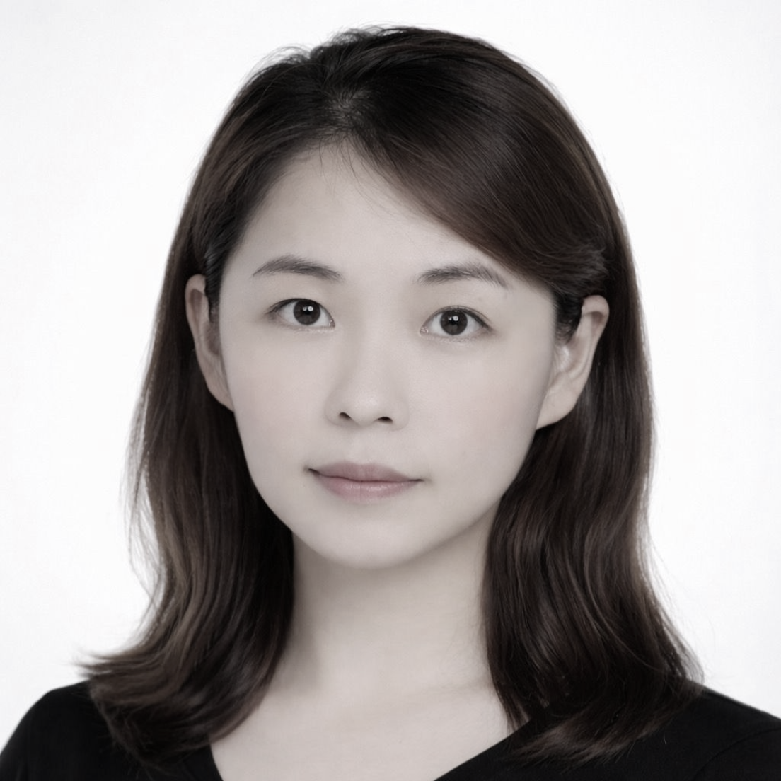 黑白照片中，一名身穿條紋襯衫的女子正在微笑。