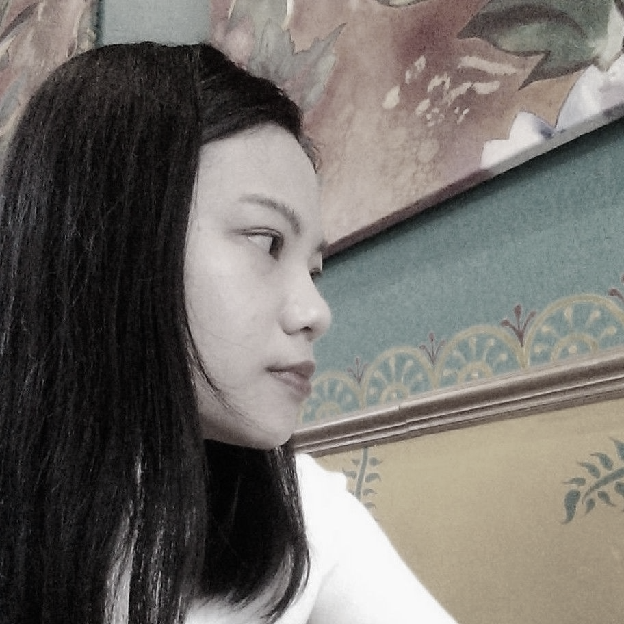 黑白照片中，一名身穿白色夾克的女子微笑著。